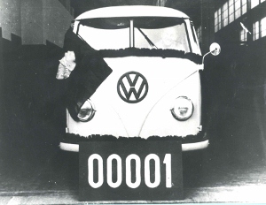 01_VOLKS_1957_1-KombiFabricadanoBrasil_28-08-12_300x232