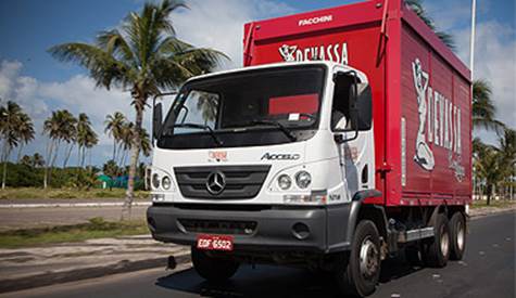 Mercedes-Benz apresenta solução para transporte de bebidas