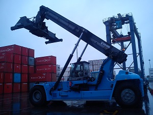 TCP adquire Reach Stacker